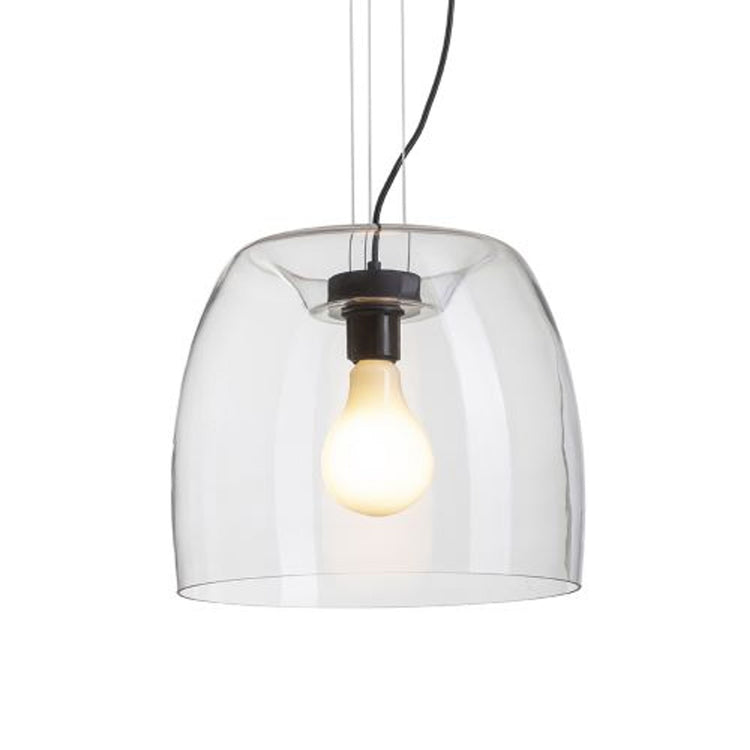 Luci sospese sopra tavolo